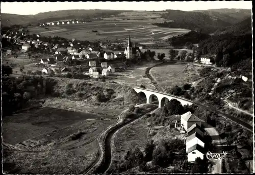 Ak Nonnweiler Nohfelden im Saarland, Fliegeraufnahme Eisenbahnbrücke und Ort