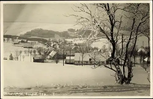 Foto Ak Schönfeld Dippoldiswalde im Erzgebirge, Blick zum Ort, Winteransicht