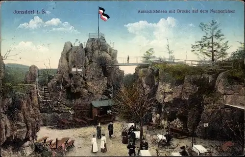 Ak Jonsdorf in Sachsen, Aussichtsfelsen mit Brücke auf dem Nonnenfelsen, Fahne