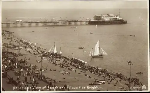 Ak Brighton East Sussex England, Beach and Palace Pier, Aeroplane View