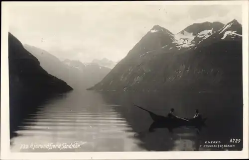 Ak Sondmor Norwegen, Hjorundfjord, zwei Männer in einem Ruderboot, Gebirge