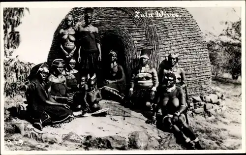 Foto Ak Zulu Wives, Afrikanerinnen vor einer Hütte