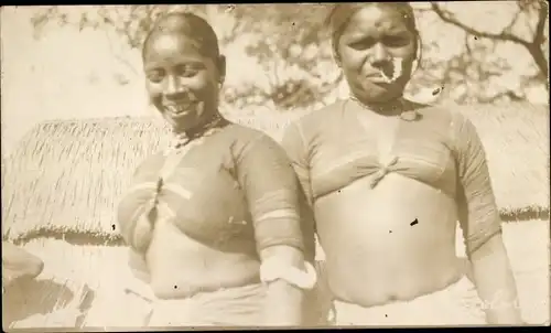 Foto Ak Asien, Zwei junge Frauen