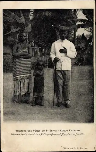 Ak Republik Kongo Französisch Kongo, Aufnahme einer Familie, Philippe Bernard Ngapi, Mission