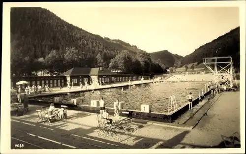 Ak Leutenberg in Thüringen, Bad im Ilmtal mit Blick auf die Berge