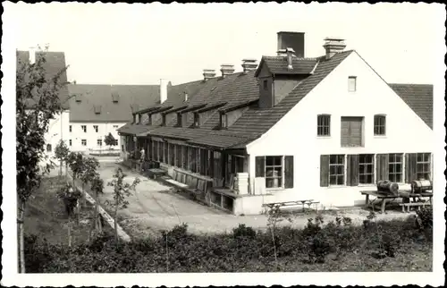 Foto Ak Babenhausen Schwaben, Ortsansicht, Gebäude, Sitzbank, Tisch