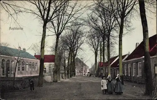 Ak Aagtekerke Zeeland Niederlande, Straßenpartie, Passanten