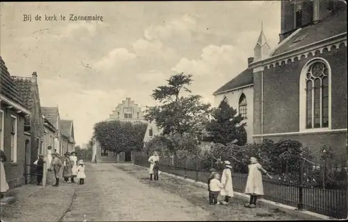 Ak Zonnemaire Zeeland, Straßenpartie, Kirche