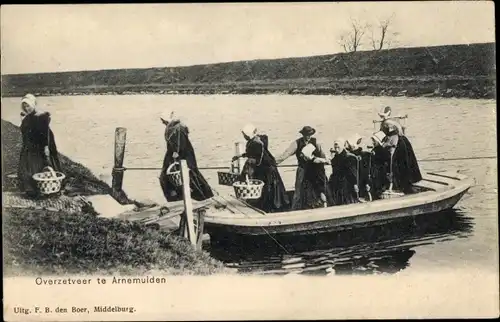 Ak Arnemuiden Zeeland, Overzetveer, Frauen in Tracht mit Körben, Flussüberquerung