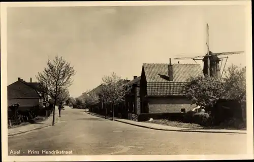 Ak Axel Zeeland, Prins Hendrikstraat, Straßenpartie, Windmühle