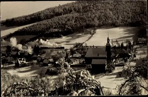 Ak Jonsdorf in Sachsen, Winteransicht, Lokomotive passiert die Ortschaft