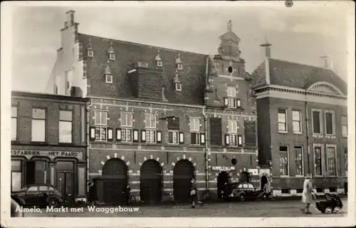 Ak Almelo Overijssel Niederlande, Markt met Waaggebouw, Frau, Kinderwagen