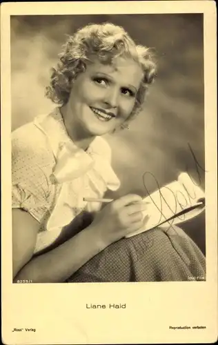 Ak Schauspielerin Liane Haid, Portrait schreibend, Ross Verlag 8255 1, Autogramm