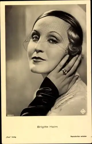 Ak Schauspielerin Brigitte Helm, bekannt aus Metropolis, Portrait mit Schleier