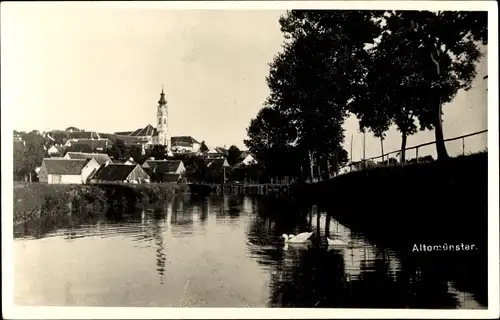 Ak Altomünster in Oberbayern, Flusspartie, Im Hintergrund Rathausturm