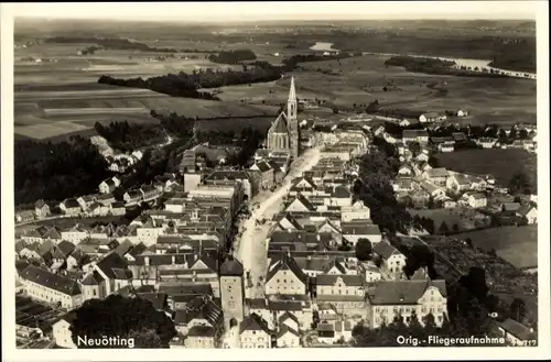 Ak Neuötting Oberbayern, Fliegeraufnahme der Ortschaft, Kirche, Straße