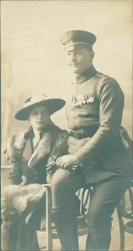 Foto Berlin Schöneberg, Deutscher Soldat in Uniform mit Frau, Portrait
