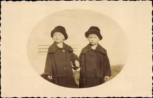 Foto Ak Zwei kleine Mädchen, Portrait, Adel Hohenzollern Sigmaringen