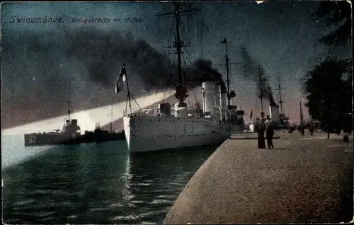 Ak Świnoujście Swinemünde Pommern, Deutsche Kriegsschiffe im Hafen