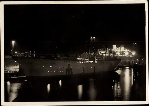 Ak Hamburg, Schwimmende Jugendherberge Hein Godenwind an der Überseebrücke, Nachtansicht