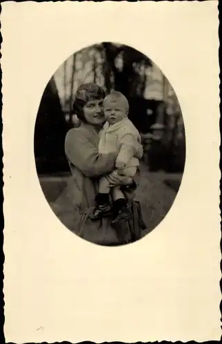 Foto Ak Margarete von Sachsen ? mit Kind, Adel Sigmaringen, Portrait 1922