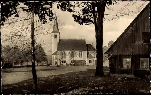 Ak Hammerbrücke Vogtland, Blick zur Kirche, Holzhaus