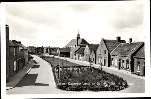 Ak Bruinisse Zeeland, Deestraat vanaf de Dijk met Ned. Herv. Kerk