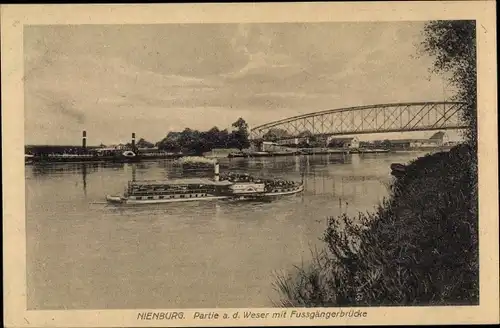 Ak Nienburg an der Weser, Partie an der Weser mit Fußgängerbrücke, Dampfer