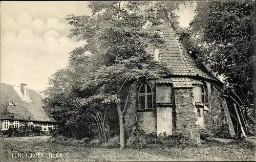 Ak Bispingen in der Lüneburger Heide, alte Heidekirche aus dem 13. Jahrhundert und Pastorat
