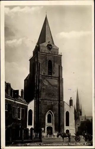 Ak Woerden Utrecht Niederlande, Gemeentetoren met Ned. Herv. Kerk