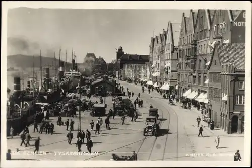 Ak Bergen Norwegen, Tyskebryggen, Straßenpartie am Hafen, Geschäftshäuser