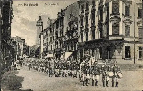 Ak Ingolstadt an der Donau Oberbayern, Donaustraße, Soldaten, Parade