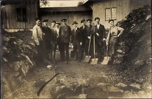 Foto Ak Bauarbeiter mit Schaufeln 1922