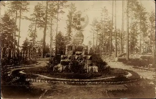 Foto Ak Blick auf ein Kriegerdenkmal, I WK, Eisernes Kreuz
