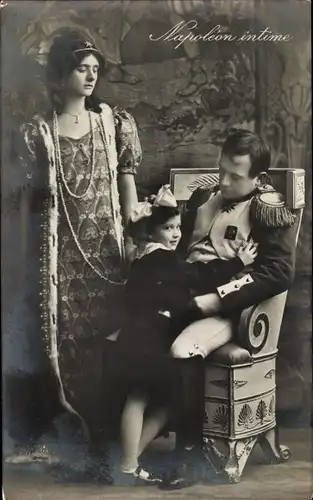 Ak Napoleon intime, Theaterszene, Napoleon Bonaparte mit Familie