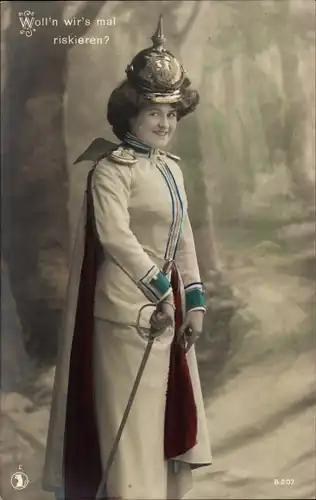 Ak Woll'n wir's mal riskieren, Frau in Uniform, Pickelhaube, Degen, Mantel
