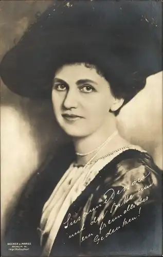 Ak Portrait einer Frau mit Hut, Susann Denou ?