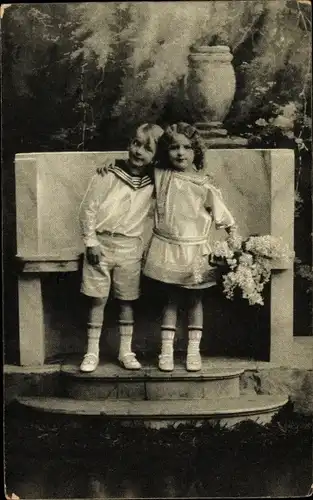 Ak Kinderportrait, Junge im Matrosenanzug, Mädchen