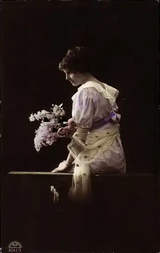 Ak Portrait einer Frau mit Blütenzweigen