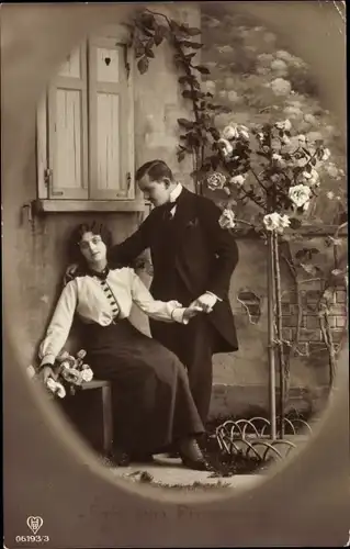 Ak Glückwunsch Pfingsten, Liebespaar vor einem Haus, Rosenstock