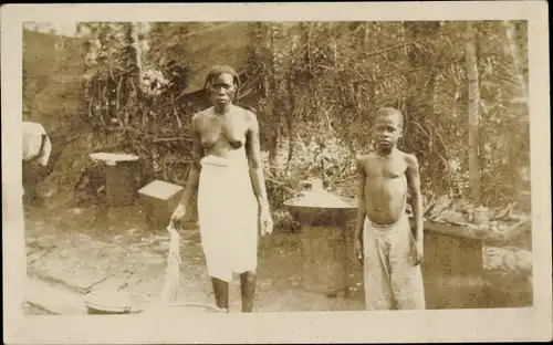 Foto Ak Barbusige Afrikanerin und Junge