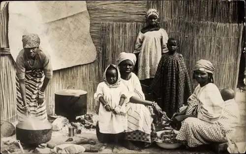 Foto Ak Afrikanische Frauen und Kinder, Kochstelle