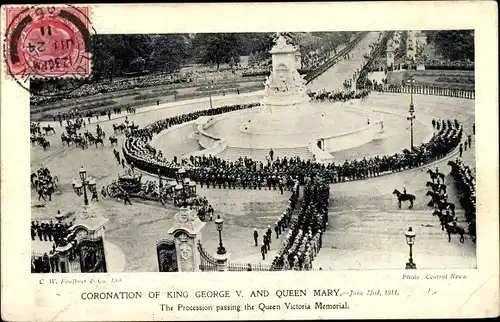 Ak Coronation of King George V and Queen Mary, The Procession passing the Queen Victoria Memorial