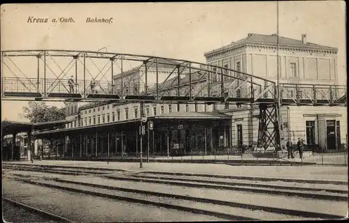 Ak Krzyż Wielkopolski Kreuz an der Ostbahn Posen, Bahnhof Gleisseite