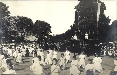 Foto Ak Gruppe tanzender Mädchen, Kapelle, Fest