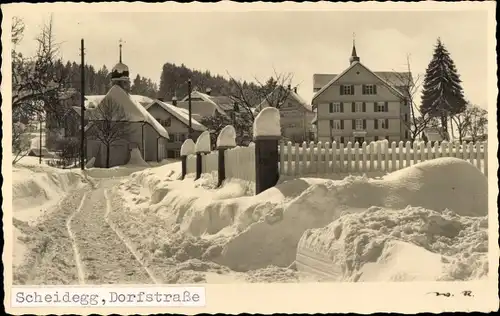 Ak Scheidegg im Allgäu Schwaben, Dorfstraße im Winter