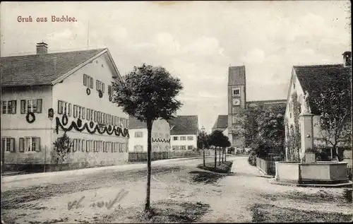 Ak Buchloe im Allgäu, Straßenpartie im Ort, Brunnen, Kirche