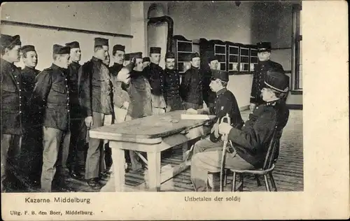 Ak Middelburg Zeeland Niederlande, Kazerne, Uitbetalen der soldij