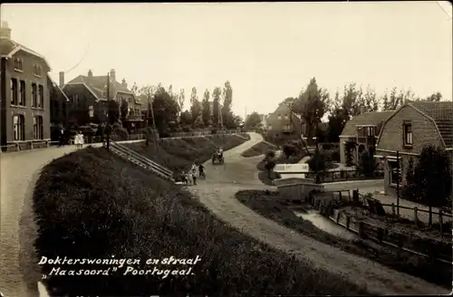 Ak Poortugaal Südholland, Dokterswoningen en straat Maasoord