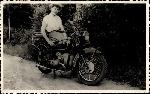 Foto Frau auf einem Motorrad